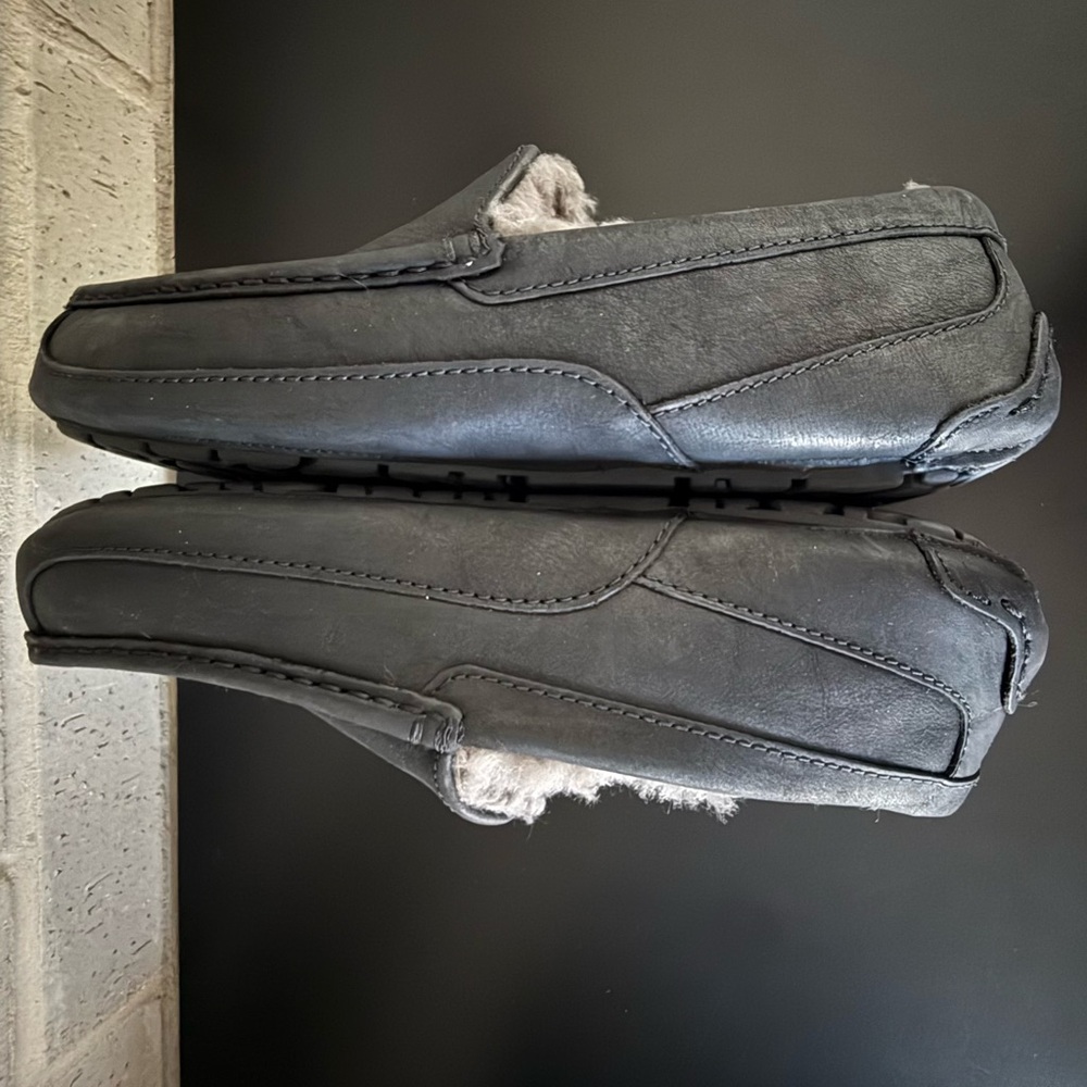 NEW UGG Men's Ascot Black Leather Slip-On Loafers - Picture 3 of 6